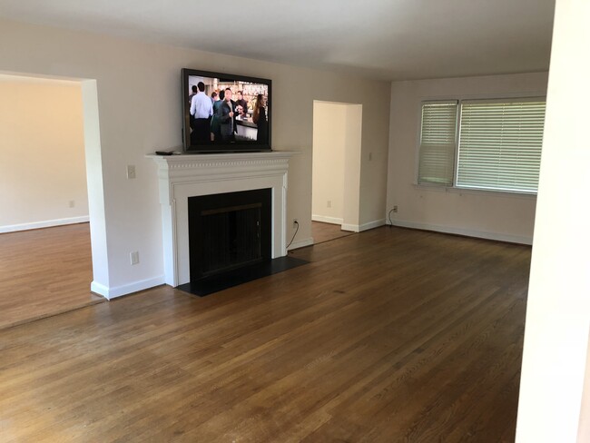 Living Room - 3805 jonesbridge road