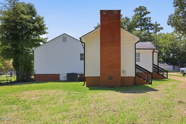 Building Photo - 301 N 9th St
