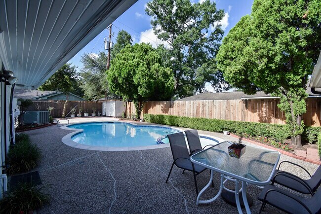 Building Photo - 5666 Overbrook Ln