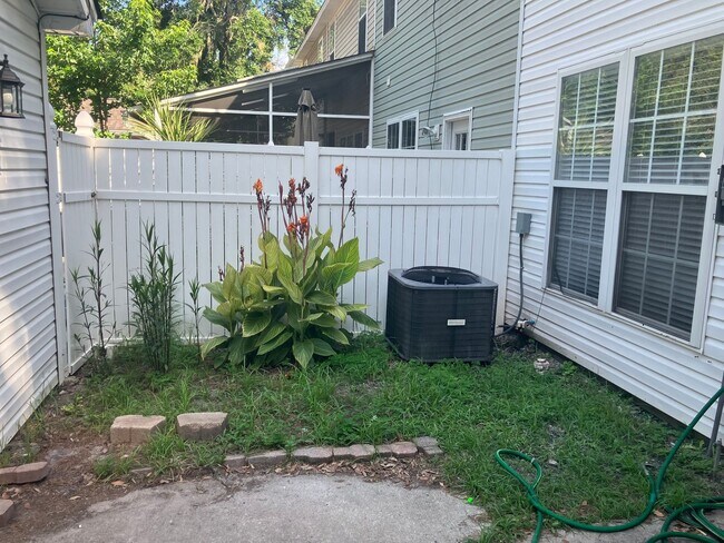 Building Photo - 3BR / 2.5BA @ Westbury Park