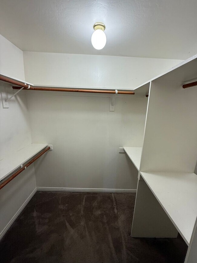Building Photo - Spacious 3-Bedroom, 2-Bathroom Home in Sou...