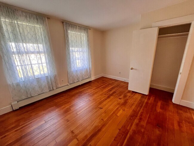 Building Photo - 1430 Woodbury Ave