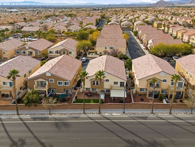 Building Photo - GORGEOUS TWO STORY TOWNHOME IN LAS VEGAS