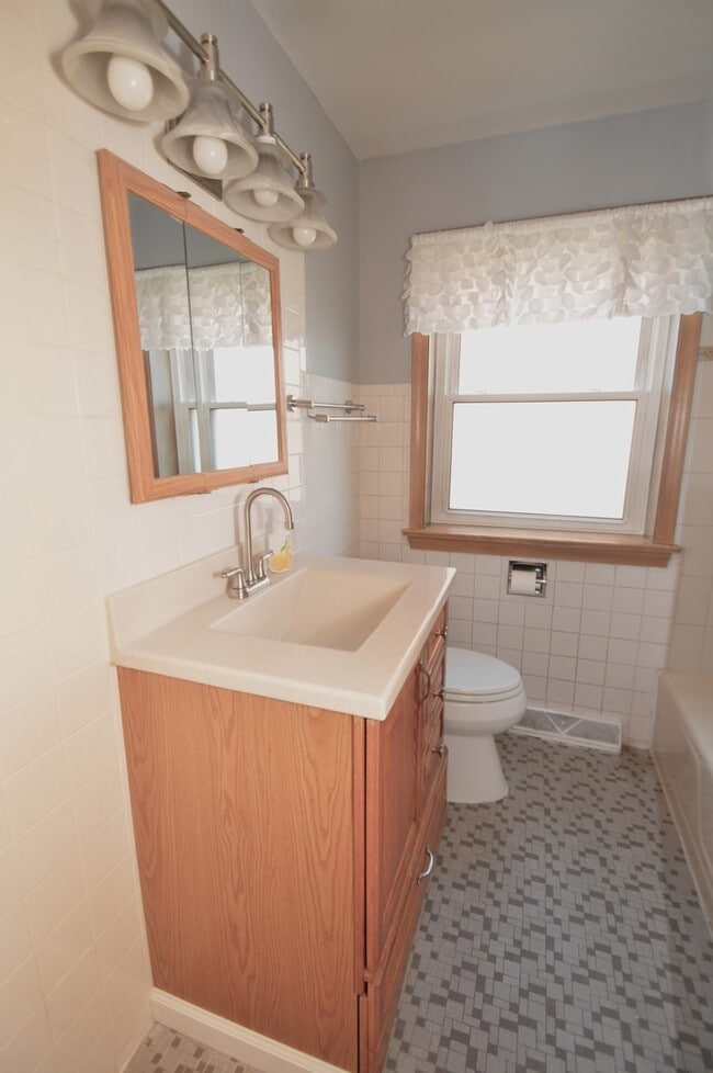 Building Photo - 1461 Balmoral Ave