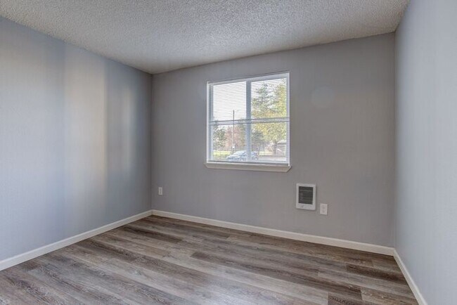 Building Photo - 2 bedroom 1 bath close to local shops!! Available soon!