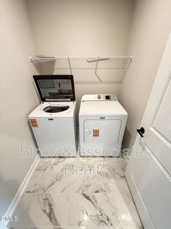 Building Photo - 216 Oak Summit Pl