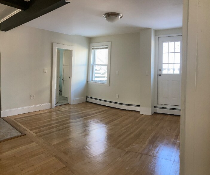 Building Photo - 28 1/2 grove