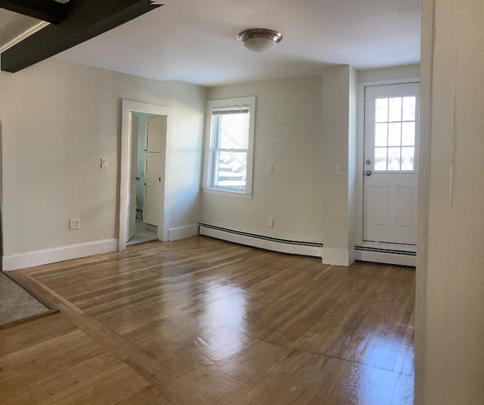 Building Photo - 28 1/2 grove st300 Grv