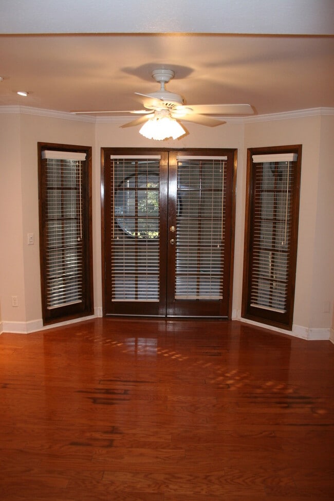 Building Photo - 5500 Lennox Ave