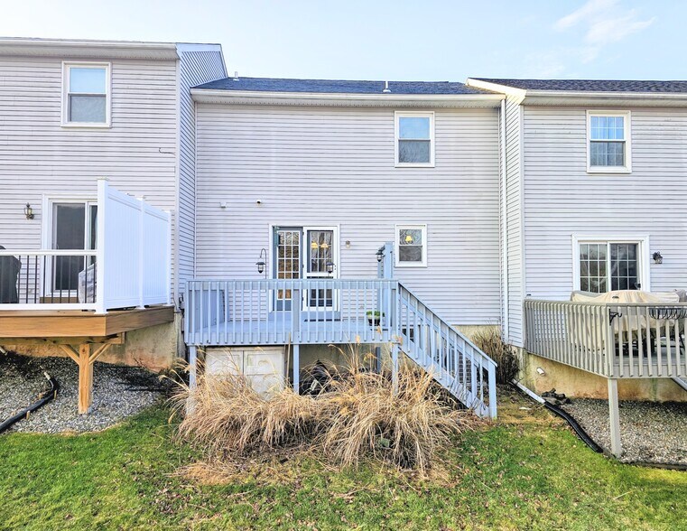 Building Photo - 131 Red Stone Cir