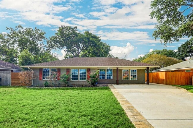 Primary Photo - 2207 Stonecrest Dr