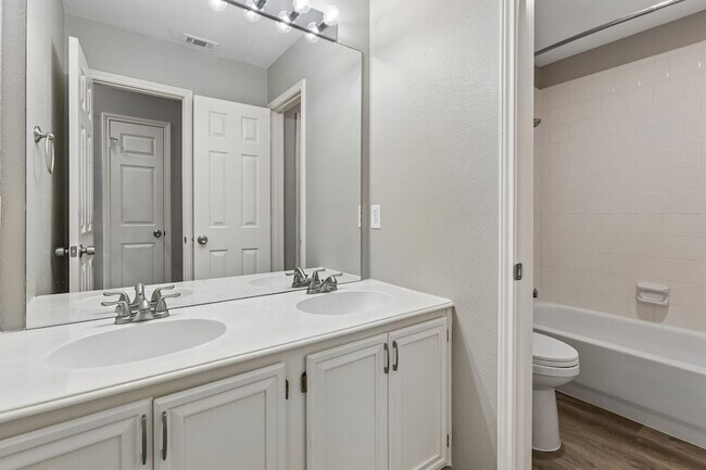 Building Photo - 3313 Heatherbrook Dr
