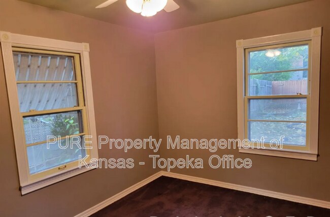 Building Photo - 310 SW Hillside Dr