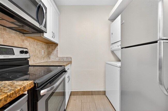 Building Photo - 1028 Twin Lakes Dr