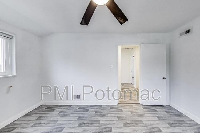 Building Photo - 7422 Parkwood St