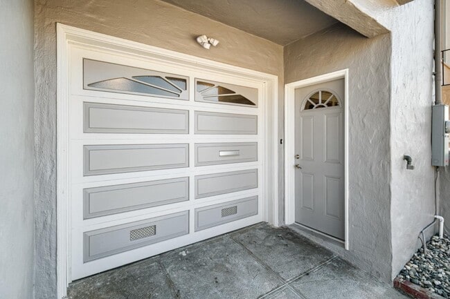 Building Photo - 2546 35th Ave