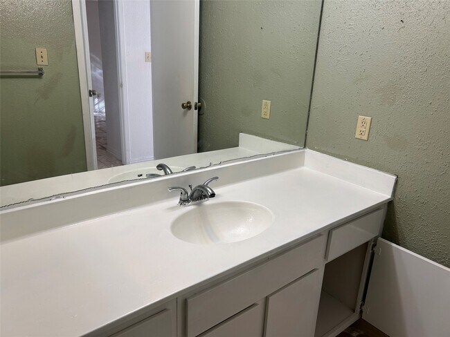 Building Photo - 3900 Woodchase Dr