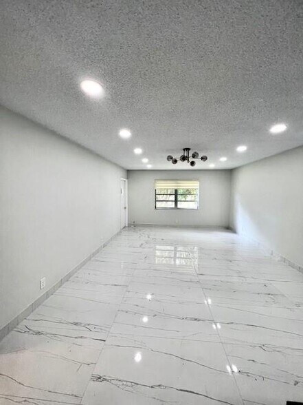 Building Photo - 5140 SW 40th Ave