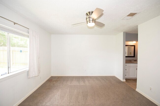 Building Photo - 2914 Tarpon Dr
