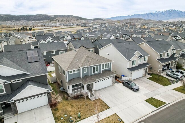 Building Photo - 6 Bedroom 3.5 Bathroom House in Saratoga Springs!