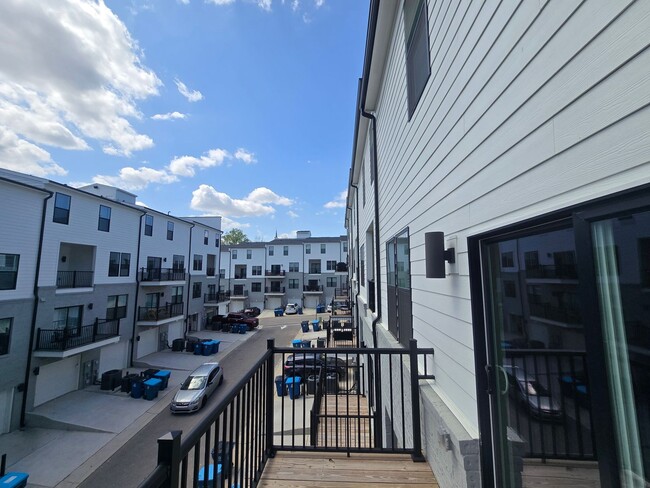 Building Photo - Brand Spankin' New Condo on White St!