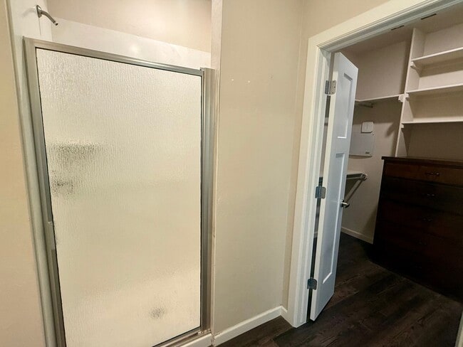 Building Photo - Large 3 Bed, 2 Bath in Beautifully Well-Maintained Neighborhood