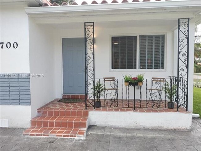 Building Photo - 2700 SW 28th Ct