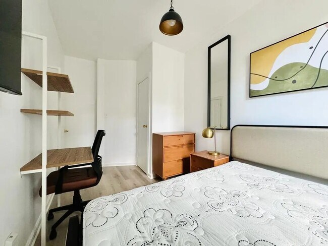 Building Photo - Furnished room/NOT APARTMENT