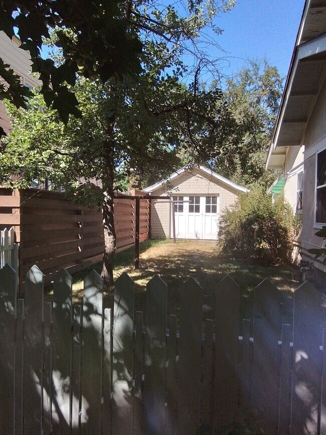 Building Photo - 4 Bedroom close to downtown, bike and walk...