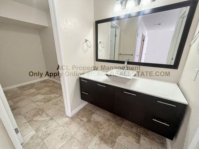 Building Photo - Quiet and Quaint Hayward Hills Condo 4 Rent