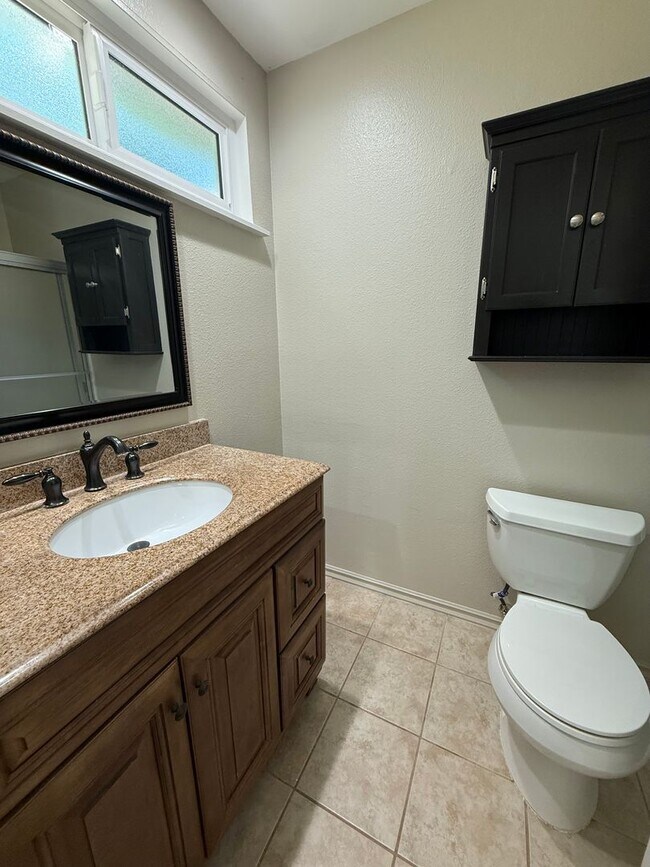 Building Photo - First Time rental in Central Simi Valley, 3 bed, 2 bath