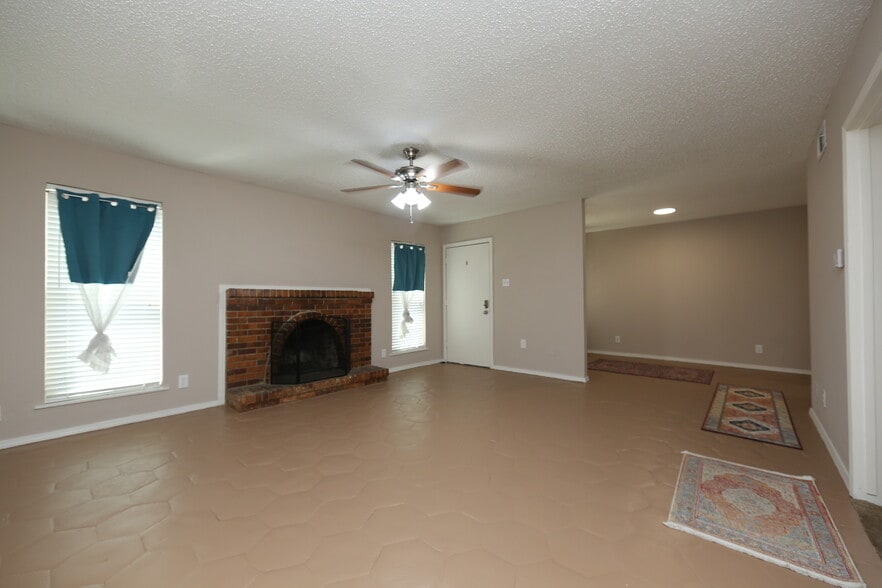 Building Photo - 7727 Meadow Park Dr