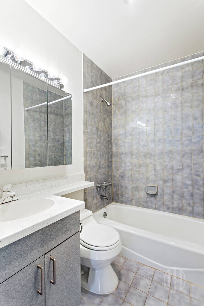 Building Photo - 300 E 95th St