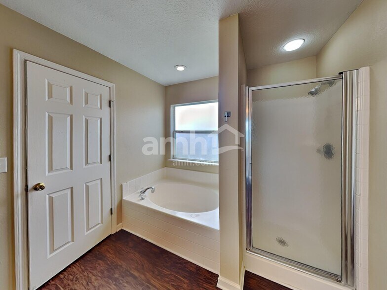 Building Photo - 11484 Brian Lakes Dr N