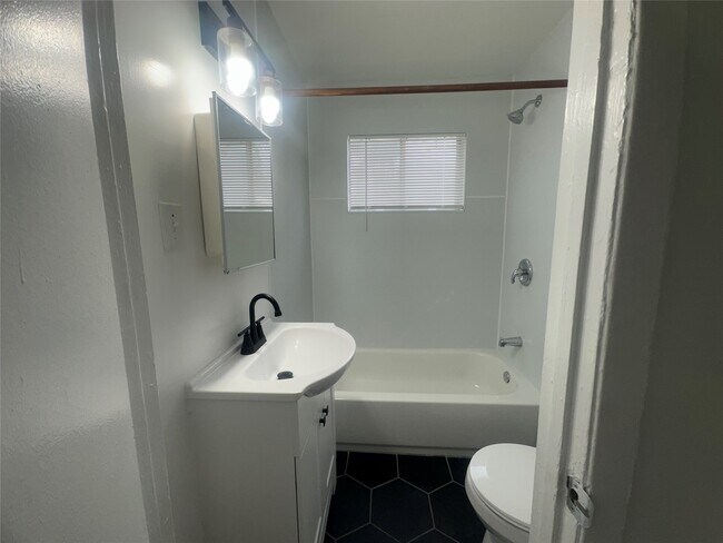 Building Photo - 515 Margil St