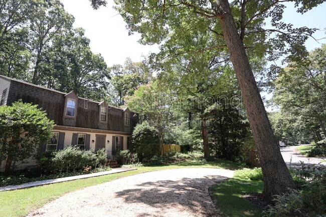 Building Photo - 1735 Robindale Rd