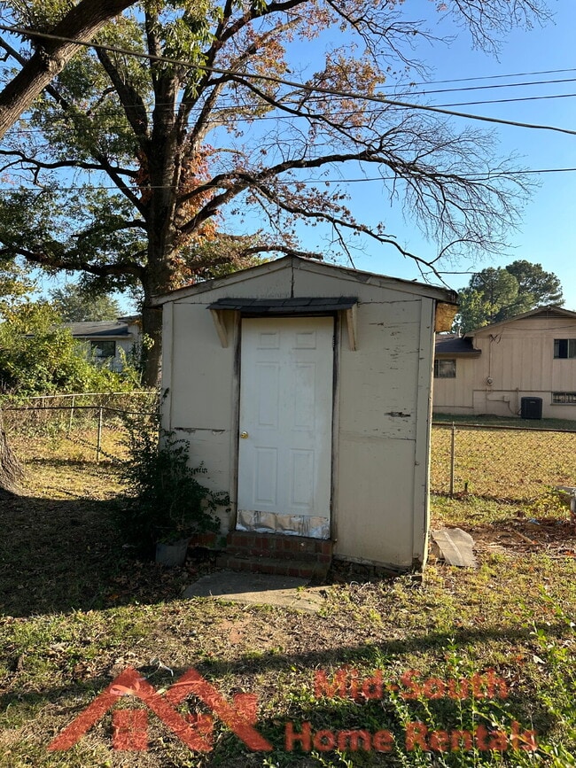Building Photo - 803 Ledbetter Ave