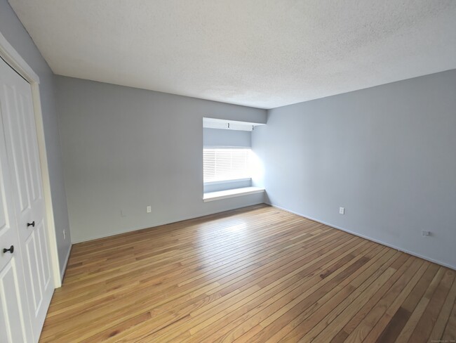 Building Photo - 351 Heritage Vlg