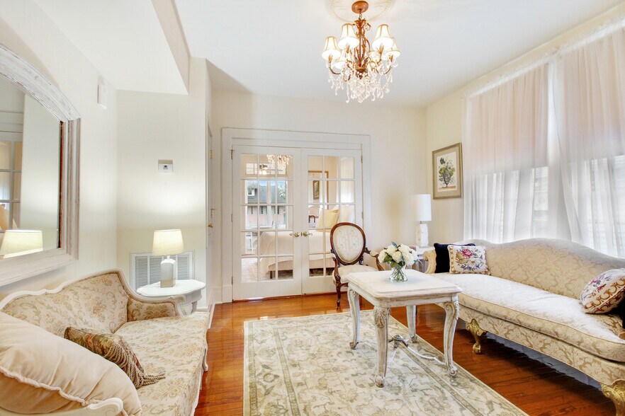 Building Photo - 4 Fontainebleau Dr