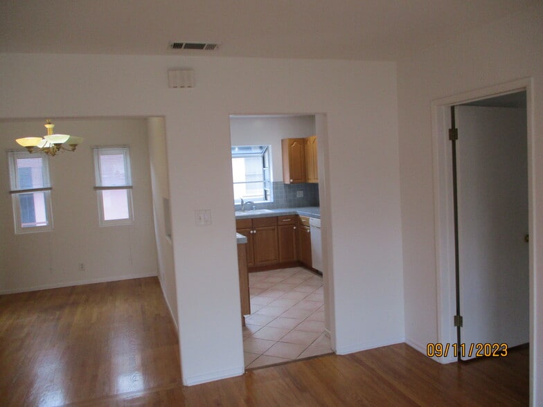Building Photo - 4400 Overland Ave