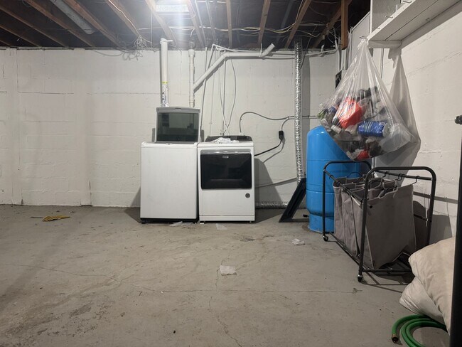 Building Photo - Spacious 4-Bedroom Rental with 2-Car Garage and Optional Shop