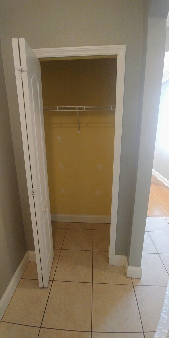 Foyer Closet - 2410 W North a St