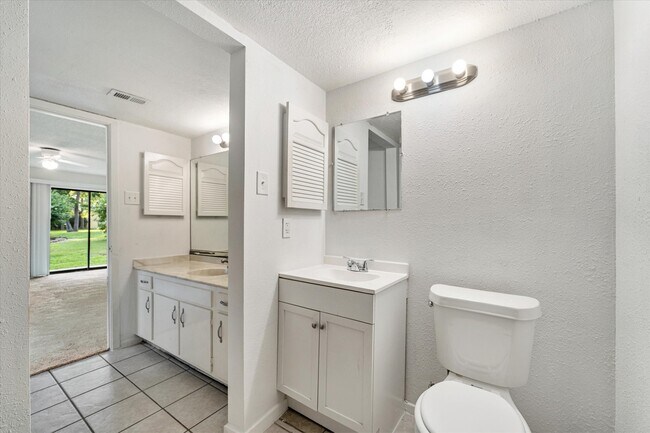Building Photo - 15919 Golf Club Dr