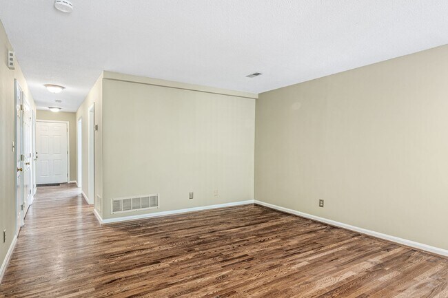 Building Photo - Newly Updated Park Place Townhome in Green...