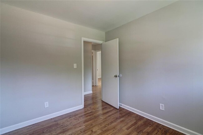Building Photo - 2804 Zane Grey Dr SE