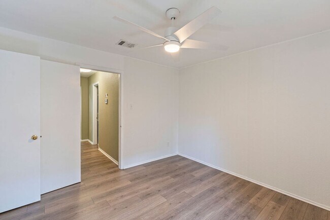 Building Photo - Beautiful 3 bedroom, 2 bathroom home in Southeast Austin!!!