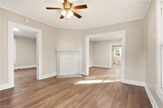 Building Photo - 2051 Bloomfield Dr