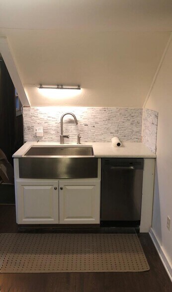 Kitchen, Farmer's sink&Dishwasher - 30 Golden Hill St
