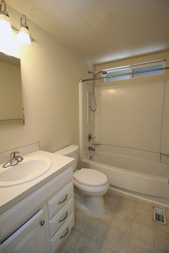 Building Photo - 16711 SW Lake Forest Blvd