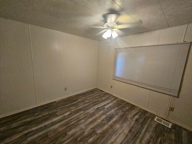 Building Photo - 2 Bedroom Mobile Close to the River